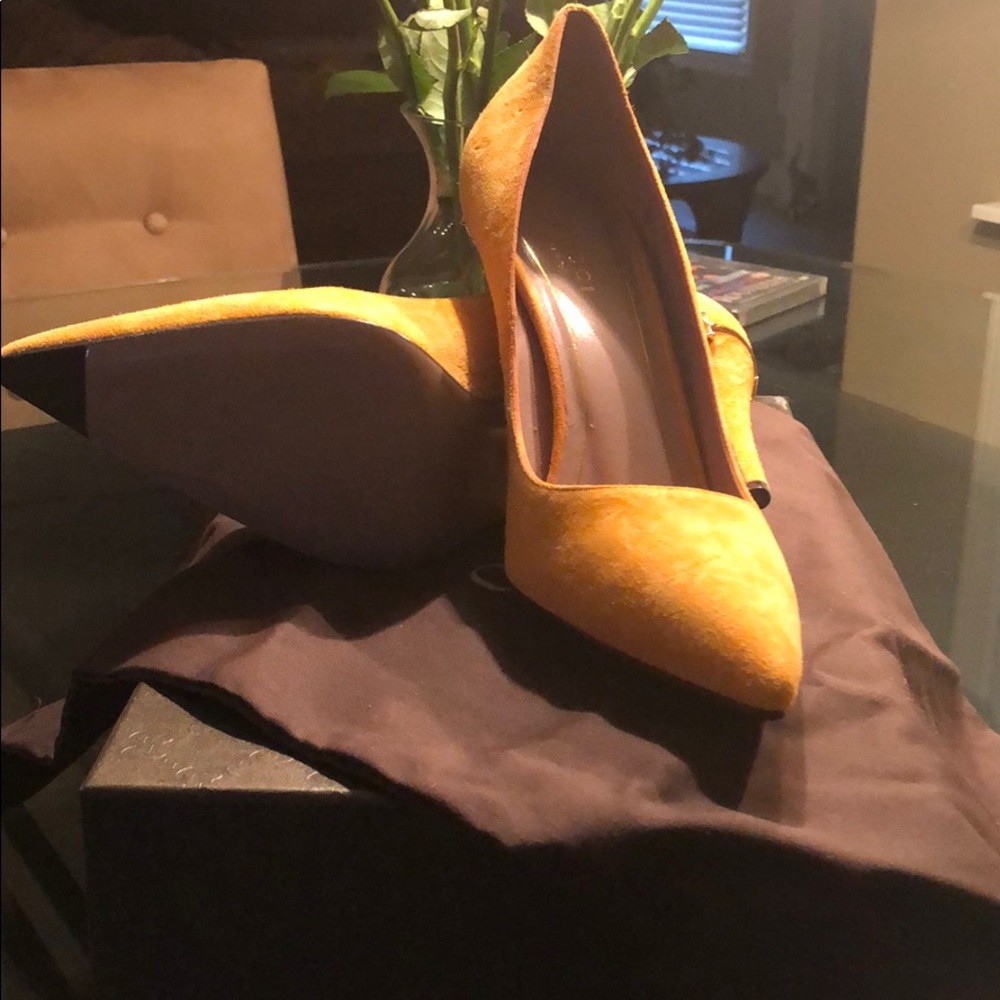 Yellow suede Gucci pumps